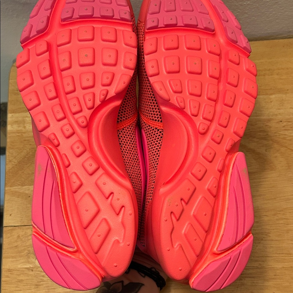 NEW Nike Bright hot Pink Sneakers - Picture 4 of 6